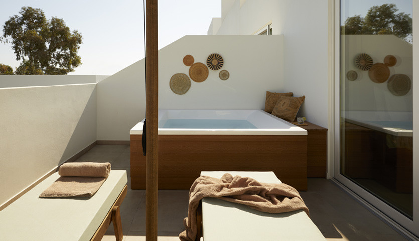 SUITE WITH OPEN-AIR WHIRLPOOL